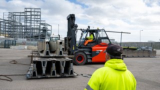 Elektriska stortrucken Linde E160 hanterar tung last.